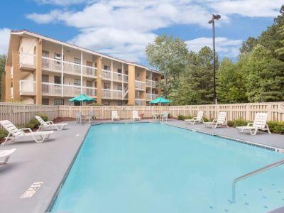 Super 8 By Wyndham Austell/Six Flags Hotel Exterior photo